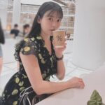 Sumire Uesaka Instagram - もくようび〜！ 皆さま、すこやかにお過ごしですか？ タイでの散策中に行ったおしゃれなカフェで、メイクさんがお写真をとってくれたものたちです！おいアイス食わねぇか…(｀°ω°´) アイコンサイアムという大きな施設、感動的な楽しさでした！隅々まで見てまわりたかった〜っ！ それでは皆さま、本日もすこやかにまいりましょう〜っ！ #上坂すみれ