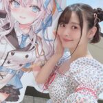 Sumire Uesaka Instagram - かようび〜！ 皆さま、すこやかにお過ごしですかっ？ 私はタイから日本に帰ってきましたよ〜！雨ですね〜！！ 足元に気をつけて、のんびりまいりましょうね(｀°ω°´) そしてタイでは、ロシデレのトーク&サイン会イベントに参加してきましたっ！ タイの皆さま、ロシデレ愛が本当にすごいのですっ！ アーリャさんがたくさんの方に愛されていて、嬉しくなりました…！！イベントではロシデレブースも大展開されていましたっ！かわいいうれしい！！会場がコミケ的な雰囲気でテンションあがりまくりでした！ あと、移動用のお車がかっこよくて記念写真とりました(*･∀･*) 他にも想い出写真があるので、次にのせますねっ！本場のトムヤムクンおいしい〜〜〜！！ それでは皆さま、今週もすこやかにまいりましょう〜っ！ #ロシデレ #上坂すみれ