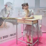 Sumire Uesaka Instagram - かようび〜！ 皆さま、すこやかにお過ごしですかっ？ 私はタイから日本に帰ってきましたよ〜！雨ですね〜！！ 足元に気をつけて、のんびりまいりましょうね(｀°ω°´) そしてタイでは、ロシデレのトーク&サイン会イベントに参加してきましたっ！ タイの皆さま、ロシデレ愛が本当にすごいのですっ！ アーリャさんがたくさんの方に愛されていて、嬉しくなりました…！！イベントではロシデレブースも大展開されていましたっ！かわいいうれしい！！会場がコミケ的な雰囲気でテンションあがりまくりでした！ あと、移動用のお車がかっこよくて記念写真とりました(*･∀･*) 他にも想い出写真があるので、次にのせますねっ！本場のトムヤムクンおいしい〜〜〜！！ それでは皆さま、今週もすこやかにまいりましょう〜っ！ #ロシデレ #上坂すみれ