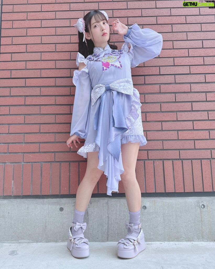 Sumire Uesaka Instagram - かようび〜！ みなさま、すこやかにお過ごしですかっ？ キンスパのお衣装お写真です〜！ 1日目はお団子カバー、2日目はツインテールでしたっ！ キンスパ、あらためて本当に途方もない歴史的なお祭りでした…！！！！ アニソンの歴史、ライブの感動、素敵なものがたくさんつまった、愛しかない空間に、自分もアーティストとして並ばせていただいていることが…夢のような、不思議なような、誇らしいような！本当に、ありがとうございますっ！ またこんな幸福なステージに立てる日まで…ますます、がんばりますねっ！ 9月のベストツアーもぜひぜひよろしくお願いしますっ！ アーティストのみなさまとの想い出お写真もまたのせますね〜っ！ それでは皆さま、今週もすこやかにまいりましょうね〜っ！ #上坂すみれ