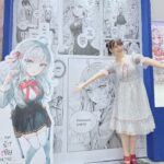 Sumire Uesaka Instagram - かようび〜！ 皆さま、すこやかにお過ごしですかっ？ 私はタイから日本に帰ってきましたよ〜！雨ですね〜！！ 足元に気をつけて、のんびりまいりましょうね(｀°ω°´) そしてタイでは、ロシデレのトーク&サイン会イベントに参加してきましたっ！ タイの皆さま、ロシデレ愛が本当にすごいのですっ！ アーリャさんがたくさんの方に愛されていて、嬉しくなりました…！！イベントではロシデレブースも大展開されていましたっ！かわいいうれしい！！会場がコミケ的な雰囲気でテンションあがりまくりでした！ あと、移動用のお車がかっこよくて記念写真とりました(*･∀･*) 他にも想い出写真があるので、次にのせますねっ！本場のトムヤムクンおいしい〜〜〜！！ それでは皆さま、今週もすこやかにまいりましょう〜っ！ #ロシデレ #上坂すみれ