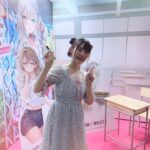 Sumire Uesaka Instagram - かようび〜！ 皆さま、すこやかにお過ごしですかっ？ 私はタイから日本に帰ってきましたよ〜！雨ですね〜！！ 足元に気をつけて、のんびりまいりましょうね(｀°ω°´) そしてタイでは、ロシデレのトーク&サイン会イベントに参加してきましたっ！ タイの皆さま、ロシデレ愛が本当にすごいのですっ！ アーリャさんがたくさんの方に愛されていて、嬉しくなりました…！！イベントではロシデレブースも大展開されていましたっ！かわいいうれしい！！会場がコミケ的な雰囲気でテンションあがりまくりでした！ あと、移動用のお車がかっこよくて記念写真とりました(*･∀･*) 他にも想い出写真があるので、次にのせますねっ！本場のトムヤムクンおいしい〜〜〜！！ それでは皆さま、今週もすこやかにまいりましょう〜っ！ #ロシデレ #上坂すみれ