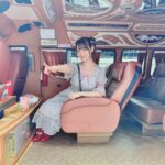 Sumire Uesaka Instagram - かようび〜！ 皆さま、すこやかにお過ごしですかっ？ 私はタイから日本に帰ってきましたよ〜！雨ですね〜！！ 足元に気をつけて、のんびりまいりましょうね(｀°ω°´) そしてタイでは、ロシデレのトーク&サイン会イベントに参加してきましたっ！ タイの皆さま、ロシデレ愛が本当にすごいのですっ！ アーリャさんがたくさんの方に愛されていて、嬉しくなりました…！！イベントではロシデレブースも大展開されていましたっ！かわいいうれしい！！会場がコミケ的な雰囲気でテンションあがりまくりでした！ あと、移動用のお車がかっこよくて記念写真とりました(*･∀･*) 他にも想い出写真があるので、次にのせますねっ！本場のトムヤムクンおいしい〜〜〜！！ それでは皆さま、今週もすこやかにまいりましょう〜っ！ #ロシデレ #上坂すみれ