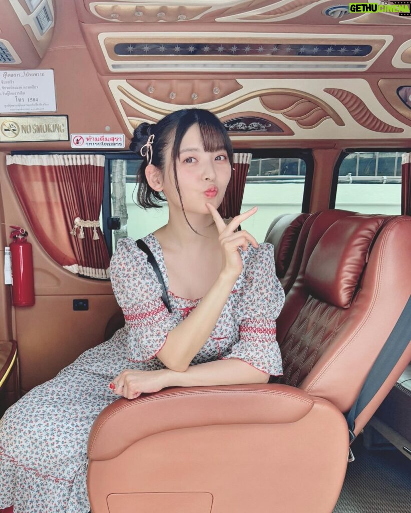 Sumire Uesaka Instagram - かようび〜！ 皆さま、すこやかにお過ごしですかっ？ 私はタイから日本に帰ってきましたよ〜！雨ですね〜！！ 足元に気をつけて、のんびりまいりましょうね(｀°ω°´) そしてタイでは、ロシデレのトーク&サイン会イベントに参加してきましたっ！ タイの皆さま、ロシデレ愛が本当にすごいのですっ！ アーリャさんがたくさんの方に愛されていて、嬉しくなりました…！！イベントではロシデレブースも大展開されていましたっ！かわいいうれしい！！会場がコミケ的な雰囲気でテンションあがりまくりでした！ あと、移動用のお車がかっこよくて記念写真とりました(*･∀･*) 他にも想い出写真があるので、次にのせますねっ！本場のトムヤムクンおいしい〜〜〜！！ それでは皆さま、今週もすこやかにまいりましょう〜っ！ #ロシデレ #上坂すみれ