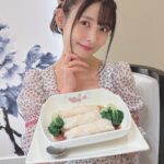 Sumire Uesaka Instagram - かようび〜！ 皆さま、すこやかにお過ごしですかっ？ 私はタイから日本に帰ってきましたよ〜！雨ですね〜！！ 足元に気をつけて、のんびりまいりましょうね(｀°ω°´) そしてタイでは、ロシデレのトーク&サイン会イベントに参加してきましたっ！ タイの皆さま、ロシデレ愛が本当にすごいのですっ！ アーリャさんがたくさんの方に愛されていて、嬉しくなりました…！！イベントではロシデレブースも大展開されていましたっ！かわいいうれしい！！会場がコミケ的な雰囲気でテンションあがりまくりでした！ あと、移動用のお車がかっこよくて記念写真とりました(*･∀･*) 他にも想い出写真があるので、次にのせますねっ！本場のトムヤムクンおいしい〜〜〜！！ それでは皆さま、今週もすこやかにまいりましょう〜っ！ #ロシデレ #上坂すみれ