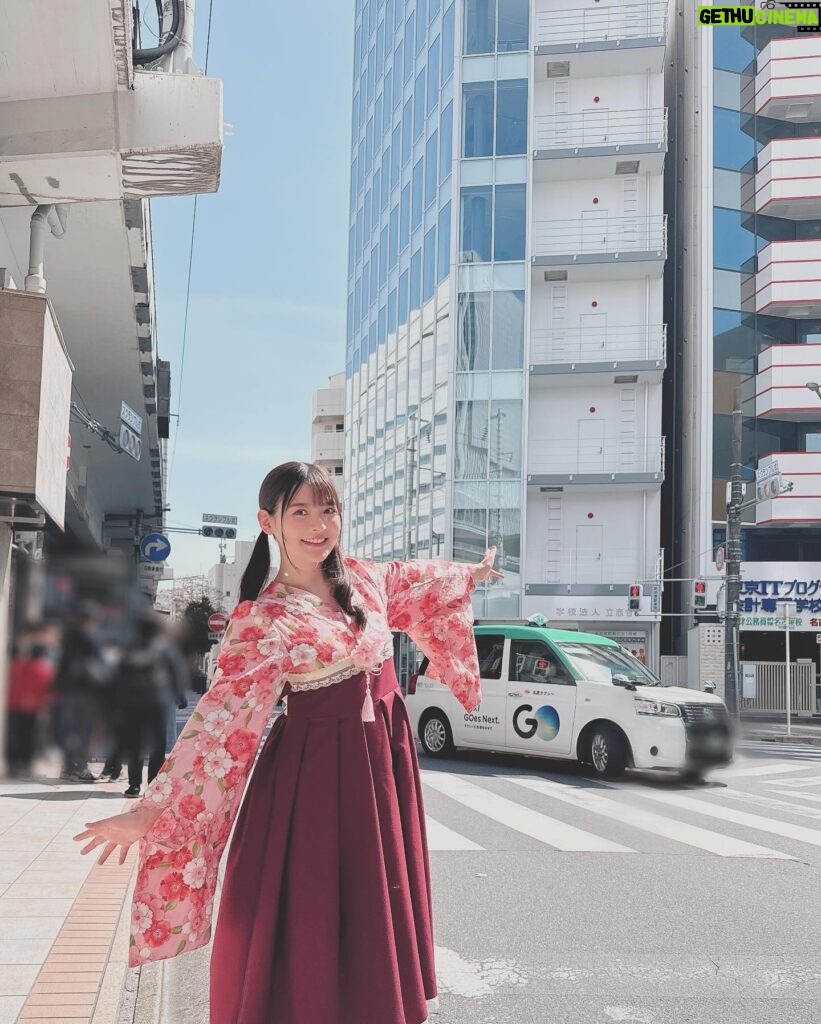 Sumire Uesaka Instagram - もくようび〜！ そして、こんにちは4月っ！！ 皆さま、すこやかにお過ごしでしょうか？ 新生活が始まったぞー！という方もたくさんいらっしゃると思います！いろいろ覚えたり慣れたりするのは…大変…！疲れる…！そんな生活に立ち向かっているあなたはなんて……偉大なんだ……！！！ 偉大な同志に乾杯！！！！！ ちょっと遅れてしまいましたが、「ディア・パンタレイ」リリース大阪のお洋服オフショットです！ 本当にお天気がよかった〜！名古屋から大阪へこのお洋服で移動していたので、道中の様子も載せておきますね！ あらためて、4月も素敵に楽しくすこやかに、まいりましょうねっ！ #上坂すみれ 衣装　@natsu_no_mizu ヘアメイク　@hana.freelancehm