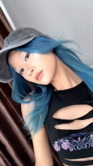Sumitra Duangkaew Instagram - 2000s blueberry 🫐 

#Makeup #y2k