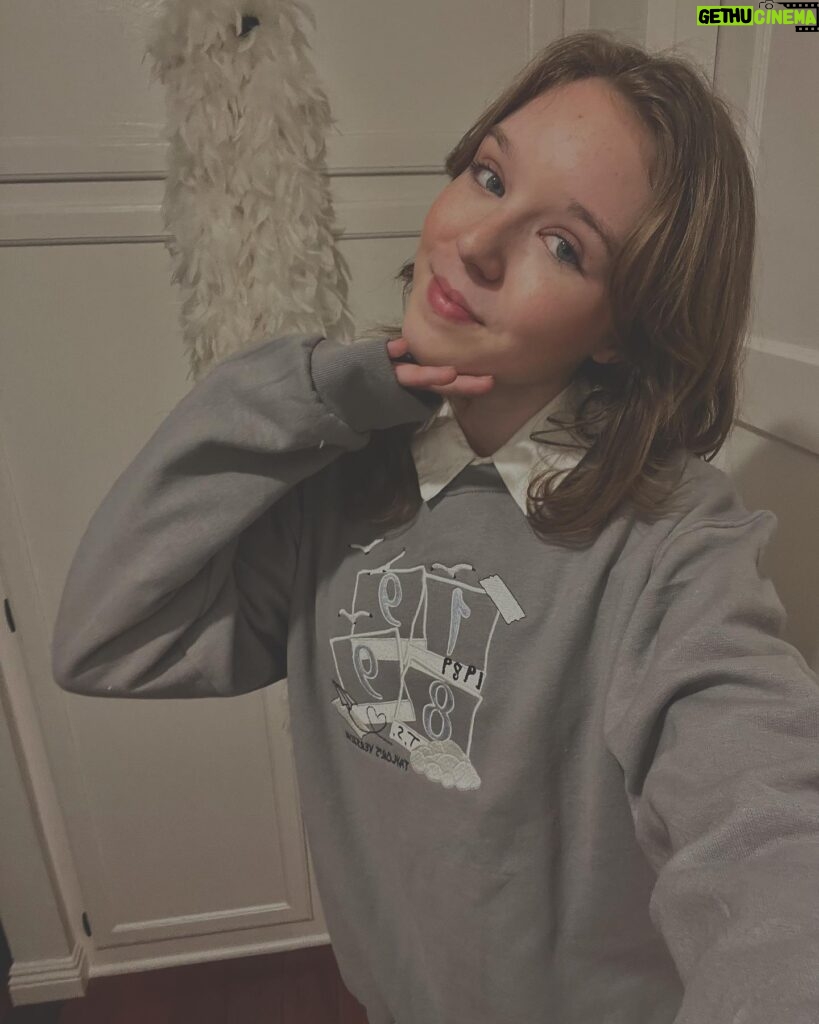 Summer Fontana Instagram - @beyondepicshop thank you for the cutest sweatshirts ever! ☁️ Make sure to check out Emma’s store when it re opens :)
