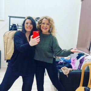 Sumru Yavrucuk Instagram - Her şeyi öğretiyor hayat . Şükürler olsun sahnedeydik üstüne bir de seyircilerimiz vardı. Tüm meslektaşlarımın başına 🙏🎭💙 #shirley #hasanözkayaorganizasyon #bandırmabelediyesi #kadınoyunlarıfestivali