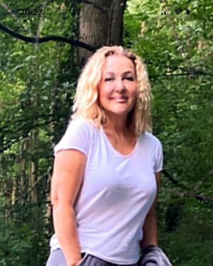 Sumru Yavrucuk Instagram - 15 Ağustos Selamiçeşme Özgürlük Parkında saat 21 de kadrolu sarman,tekir kadrosu  ile karşınızda olacağız.Ağlamak,gülmek,kahkaha serbesttir.dışarıdan getirmenize gerek yok.Bekliyoruz 🩵 @hasanozkayaorganizasyonn  @selminartemiz
