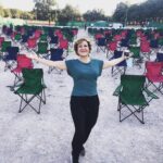 Sumru Yavrucuk Instagram - Nilüfer Belediyesi Tek kişilik oyunlar Festivali kapanış oyunu Shirley Valentine idi. Maskeli mesafeli de olsa seyircilerimize kavuştuk. @adusenkalkar #nilüfertiyatrofestivali #selminartemiz