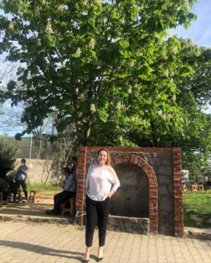 Sumru Yavrucuk Instagram - #ankaradevletkonservatuvarı #ankaranınmayısgüzeli #atkestanesi  çiçeklenince  sınavlara az kaldı demekti.
Yaz yüzünü kestaneyle gösterir,benim de İstanbul hayallerim başlardı.❣️