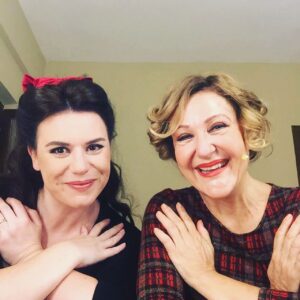 Sumru Yavrucuk Instagram - Nilüfer Belediyesi Tek kişilik oyunlar Festivali kapanış oyunu Shirley Valentine idi. Maskeli mesafeli de olsa seyircilerimize kavuştuk. @adusenkalkar #nilüfertiyatrofestivali 
#selminartemiz