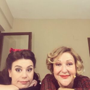 Sumru Yavrucuk Instagram - Nilüfer Belediyesi Tek kişilik oyunlar Festivali kapanış oyunu Shirley Valentine idi. Maskeli mesafeli de olsa seyircilerimize kavuştuk. @adusenkalkar #nilüfertiyatrofestivali 
#selminartemiz