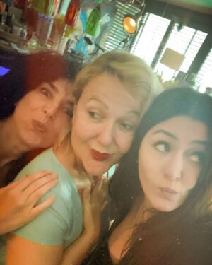 Sumru Yavrucuk Instagram - Sanki yolun başı gibi, kalbimizde  kelebekler🦋🦋🦋Bu aşka ortak bulmak ne güzel 💙 Henüz ağzımızda kelimeler çok yakında sahneye düşecekler  @denizcakir  @berfinzenderlioglu 🎭