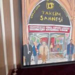 Sumru Yavrucuk Instagram - Tiyatro günümüz kutlu olsun.Unutulmaya yüz tutmuş belleğimizi Civan Canova sonsuzluğa çizmiş.Şimdi artık otel olan Taksim sahnesi,binlerce kez perde açtığımız oyunlar.Taksim sahnesinde hangi oyunları oynadınız,ışık yapıp dekor kurdunuz?yazın lütfen 🌹