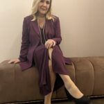Sumru Yavrucuk Instagram - Ekşi Sözlük’te bir eleştiri: tuzla belediyesi idris güllüce kültür merkezinde shirley valentine adlı oyununu izledim. sumru yavrucuğun takıntılı biçimde seyirciyle uğraşması rahatsız edici oldu. kahve içip yanındakine bir şey söyleyene burası kahve değil konuşamazsın işten çıkıp oraya giden ve hayli durgun olan oyunda uykuya yenik düşen adama hey allahım otel değil ki burası beyefendi uyanın demesi.. engelli arkadaşımız telefonu tutmaya çalışırken kamerasının sahneye denk gelmesiyle 'siz burayı mı çekiyorsunuz yapamazsınız zaten zor oynuyorum bugün, hey allahım sabır ver' şeklindeki konuşmaları kendisinden epey bir soğutmuştur. arkadaş ben tutamıyorum telefonu dese de ciğerleri de rahatsız olduğu için sesi çıkmadı. fırçalanmamak için güldük oyunda neye takılacağı belli olmuyordu. devamını okuyayım Yurt dışından gelen bir sanatçıya bu yapılsa neler yazardı bu arkadaş kim bilir? Tek kişilik bir oyun oynuyorsun Davetiye alarak oyun izlemeye gelen en öndeki arkadaş karısının omzunda ilk dakika uyumaya başlıyor.diğeri kahve içerek duyacağım şekilde yanındakiyle konuşuyor.bir telefon ışığı gözümde dakikalarca! Hatta neredeyse yalvaracaktım,oyunu bırakmamak için…Tiyatro izleme adabını bırakalı epey oldu anlaşılan.Belediye hizmet için oyunu”ücretsiz” yapıyor.Bu her şey serbest anlamına gelmiyor değil mi?