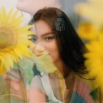 Sunerah Binte Kamal Instagram - My first sunflower garden tour🌻🌙 Draped in the most comfortable piece 🤍 Perfect for a Spring Eid season. 🎥 @kkowshikk