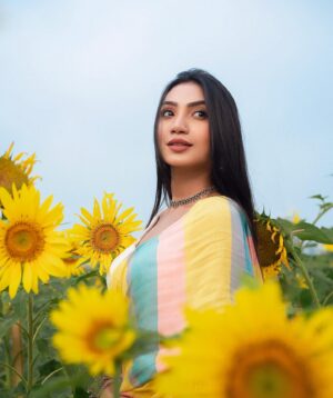 Sunerah Binte Kamal Instagram - Eid Mubarak 🌙🌻🤍

📸 @purnophotographyofficial