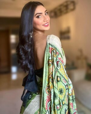 Sunerah Binte Kamal Instagram - It’s truly been an honour attending my school Scholastica’s annual function as a guest. I can’t really explain how I felt. I used to perform on this stage, this place taught me everything. The place where I grew to be the person I am today. A memorable school day! Do you know how it feels when your teachers tell you that they are proud of you? 🥹
Thank you Scholastica. Quite an emotional journey. 🙏♥️

Wearing @audriana_exclusives
#scholastican