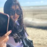 Sunerah Binte Kamal Instagram - Beach hair, don’t care. @sarahalamanya takes good candids