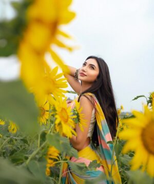 Sunerah Binte Kamal Instagram - Eid Mubarak 🌙🌻🤍

📸 @purnophotographyofficial