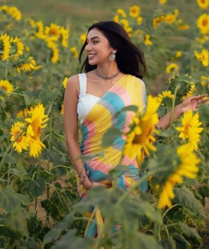 Sunerah Binte Kamal Instagram - Eid Mubarak 🌙🌻🤍

📸 @purnophotographyofficial