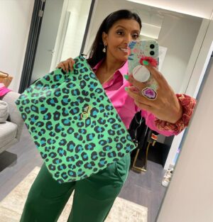 Sunetra Sarker Instagram - This photo makes me smile. We all need something that lifts your mood when you head out in the cold. For me it’s this vibrant, spacious tote bag. I absolutely love it. Waterproof, loads of space, comfortable strap and fits everything in! Guaranteed to make your outfits feel brighter. Treat yourself and support female entrepreneurs @tiggyandbo (ring from @yaayaalondon) #feelgood #totebag #nofilter #greenbags #femaleentrepreneurs #brightenyourday #colourpop #bagslovers