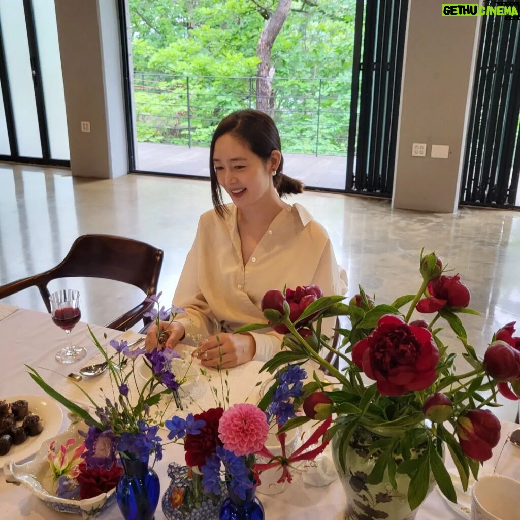 Sung Yu-ri Instagram - 날이 좋아서 깡총깡총🐰