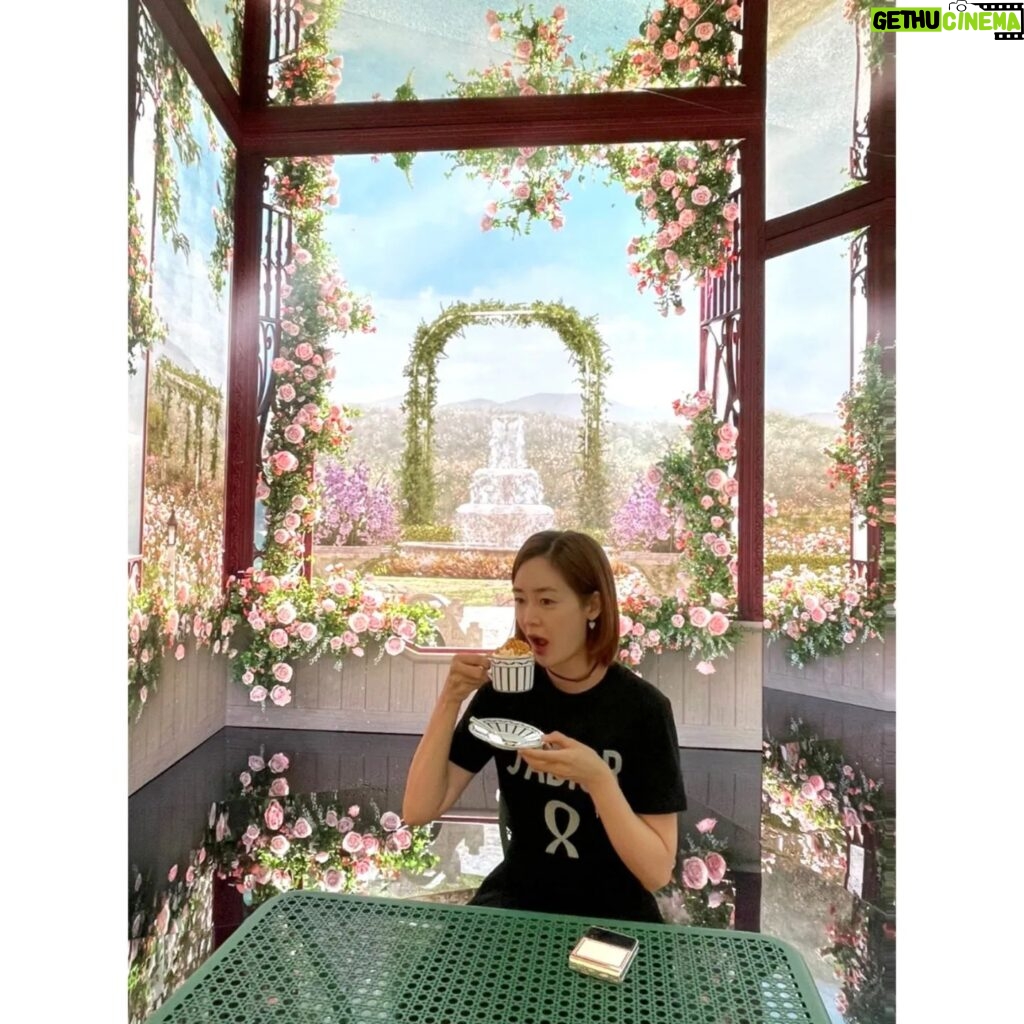 Sung Yu-ri Instagram - 🌺🌺🌺