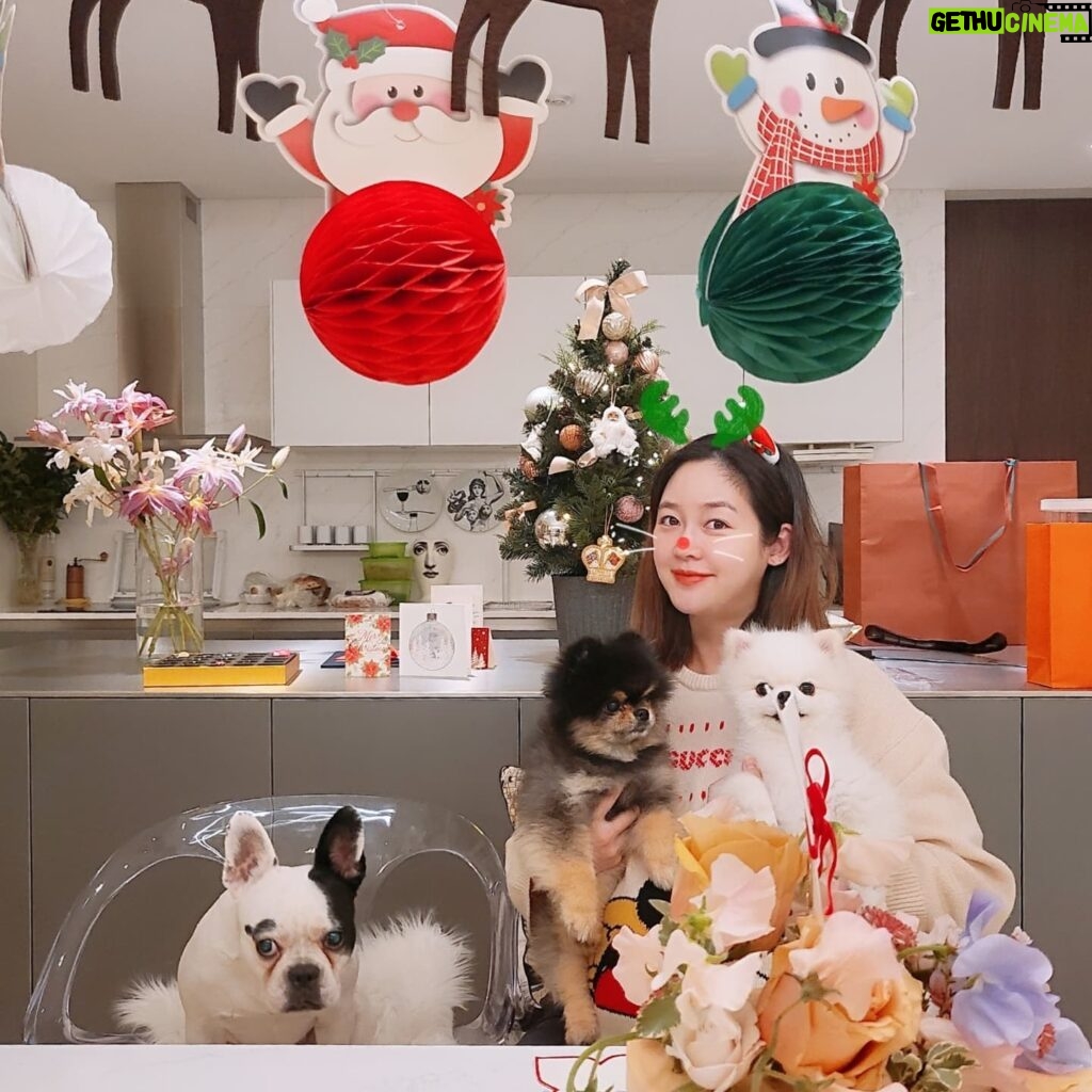 Sung Yu-ri Instagram - 집콕 크리스마스파뤼🌲 모두 행복한 성탄절 보내세요🎅