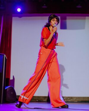 Sunita Mani Instagram - When u ask me to do a tight 10 ⛑
.
.
.
.
Diwali Party @bellhouseny // Photos we j’adore by @bridgetbadore ❤️