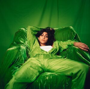 Sunita Mani Instagram - Greetings, earthlings. Back in town, y’all still bleep bleep bloop blooop

Photo by: @selashiloni ✨🍏