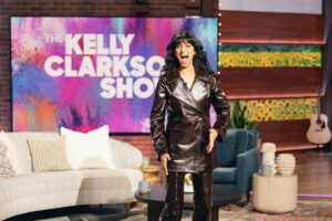 Sunita Mani Instagram - It was unreal getting to host The Kelly Clarkson Show. Here’s my range, in full blackout (see: last slide), scream-laughing re: SPIRITED with the loveliest guests-cast @octaviaspencer @vancityreynolds and Will Ferrell

Thank you for having me @kellyclarksonshow it was a BLAST 🤘🏽