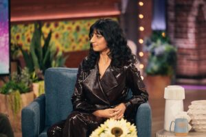 Sunita Mani Instagram - It was unreal getting to host The Kelly Clarkson Show. Here’s my range, in full blackout (see: last slide), scream-laughing re: SPIRITED with the loveliest guests-cast @octaviaspencer @vancityreynolds and Will Ferrell

Thank you for having me @kellyclarksonshow it was a BLAST 🤘🏽