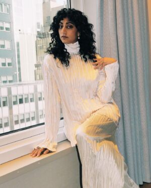 Sunita Mani Instagram - PRESS LOOK 1 // AFFAIR WITH CROISSANT
1. Making it official!
2. Vacationing!
3. Doing long distance!
4. Fighting!
5. Reunited!

All before THE TODAY SHOW! Wouldn’t have been possible w/o Stylist: @sarahslutsky 
Makeup: @kirinstagram 
Hair: @seijinyc 
Creative director: 🥐