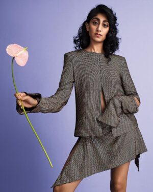 Sunita Mani Instagram - THANK YOU SO MUCH BUST MAG for featuring me in your Spring ‘23 issue. ILY! Incredible time in the studio with these artists 🪺
Photographed by Nadya Wasylko
Styled by Marisa Ellison
M/U by Theo Kogan
Hair by Amy Farid
Set Design by Lisa Lee
Creative Director Laurie Henzel
Shot in @shiostudio