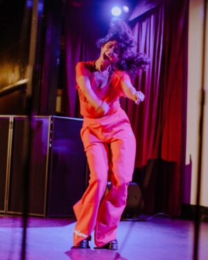 Sunita Mani Instagram - When u ask me to do a tight 10 ⛑
.
.
.
.
Diwali Party @bellhouseny // Photos we j’adore by @bridgetbadore ❤️