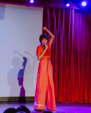 Sunita Mani Instagram - When u ask me to do a tight 10 ⛑
.
.
.
.
Diwali Party @bellhouseny // Photos we j’adore by @bridgetbadore ❤️
