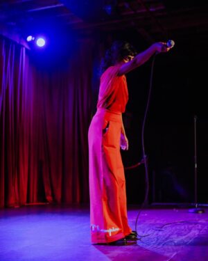 Sunita Mani Instagram - When u ask me to do a tight 10 ⛑
.
.
.
.
Diwali Party @bellhouseny // Photos we j’adore by @bridgetbadore ❤️