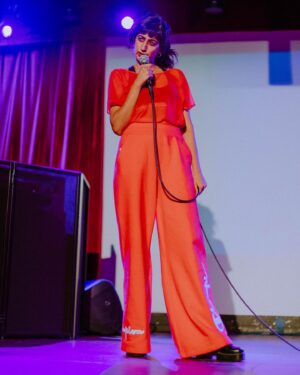 Sunita Mani Instagram - When u ask me to do a tight 10 ⛑
.
.
.
.
Diwali Party @bellhouseny // Photos we j’adore by @bridgetbadore ❤️