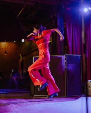 Sunita Mani Instagram - When u ask me to do a tight 10 ⛑
.
.
.
.
Diwali Party @bellhouseny // Photos we j’adore by @bridgetbadore ❤️