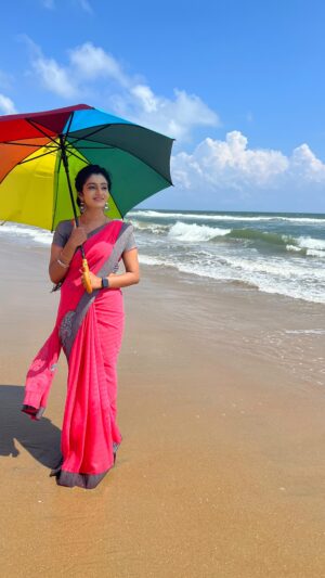 Sunitha Srinivasan Instagram - Kolakara………. 

#thalatuserial  #making