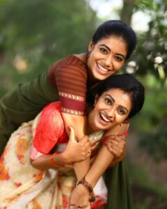 Sunitha Srinivasan Instagram - Sisters love ❤️ Pic @thinkstudiosindia thank you #sisterlove #zeetamil #anna #rathna #isaki