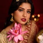 Sunmeera Nagesh Instagram - Laal. . Makeup:@glamupwithjyoti Picture Credit:@yuvraj_bhuban