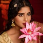 Sunmeera Nagesh Instagram - Laal. . Makeup:@glamupwithjyoti Picture Credit:@yuvraj_bhuban