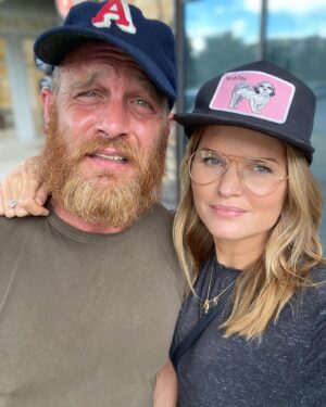 Sunny Mabrey Instagram - A series: Here we have @ethanembry noticing his beard not being sufficiently fluffy and then aggressively poofing the #%&$ out of it until he looks like a dirty ginger lumberjack. (Last beard hoorah before shaving it down to film more @graceandfrankie 🎉) ps we’re both rocking arugula in our teeth thanks a lot @sweetgreen