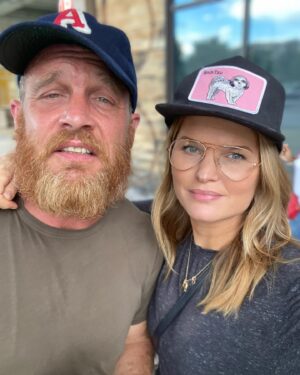 Sunny Mabrey Instagram - A series: Here we have @ethanembry noticing his beard not being sufficiently fluffy and then aggressively poofing the #%&$ out of it until he looks like a dirty ginger lumberjack. (Last beard hoorah before shaving it down to film more @graceandfrankie 🎉) ps we’re both rocking arugula in our teeth thanks a lot @sweetgreen