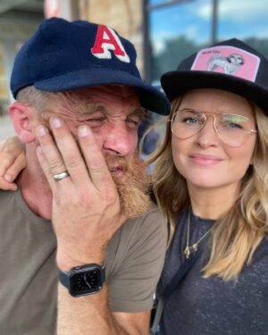 Sunny Mabrey Instagram - A series: Here we have @ethanembry noticing his beard not being sufficiently fluffy and then aggressively poofing the #%&$ out of it until he looks like a dirty ginger lumberjack. (Last beard hoorah before shaving it down to film more @graceandfrankie 🎉) ps we’re both rocking arugula in our teeth thanks a lot @sweetgreen