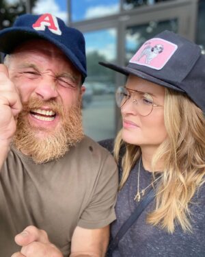 Sunny Mabrey Instagram - A series: Here we have @ethanembry noticing his beard not being sufficiently fluffy and then aggressively poofing the #%&$ out of it until he looks like a dirty ginger lumberjack. (Last beard hoorah before shaving it down to film more @graceandfrankie 🎉) ps we’re both rocking arugula in our teeth thanks a lot @sweetgreen
